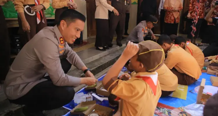 SPPG Polres Madiun menyajikan Nasi Pecel SPPG Polres Madiun menyajikan Nasi Pecel