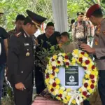 Kapolri Beri Penghargaan Brigadir Tri Irwansyah Prosesi Pemakaman Brigadir Tri Irwansyah yang gugur di Sumatera Barat