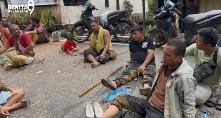 Wali Kota Sibolga berbaju Hitam Wali Kota Sibolga berbaju Hitam