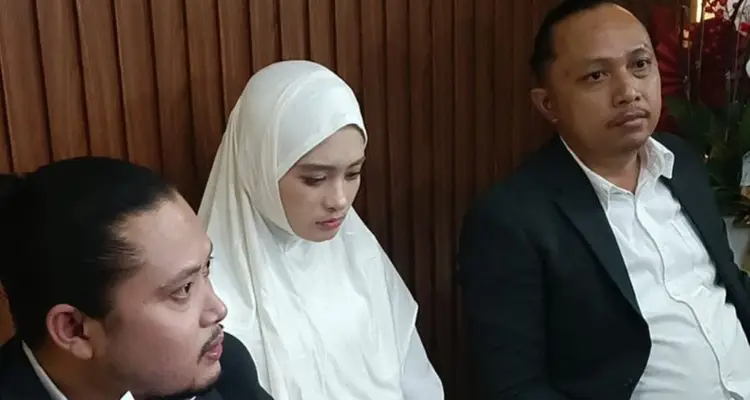 Inara Rusli Muncul Putuskan Mundur