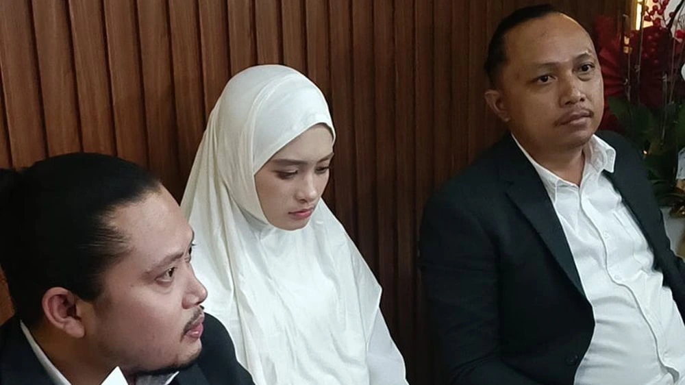 Inara Rusli Muncul Putuskan Mundur