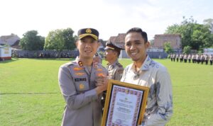 Kapolres Madiun Berikan Penghargaan kepada Pimpinan Bulog atas Dukungan Program Ketahanan Pangan Kapolres Madiun Berikan Penghargaan kepada Pimpinan Bulog atas Dukungan Program Ketahanan Pangan