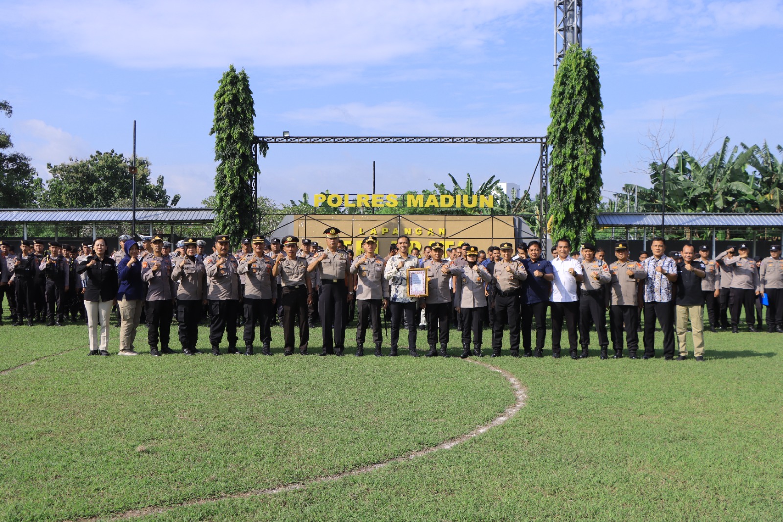 Kapolres Madiun Berikan Penghargaan kepada Pimpinan Bulog atas Dukungan Program Ketahanan Pangan