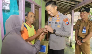 Polres Madiun Bagikan Bansos Polres Madiun Bagikan Bansos
