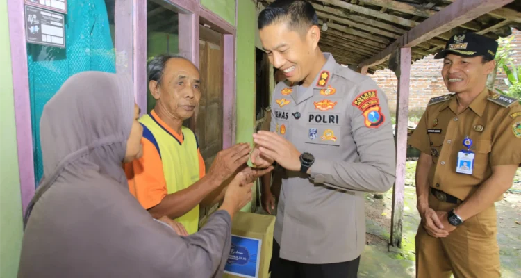 Polres Madiun Bagikan Bansos Polres Madiun Bagikan Bansos