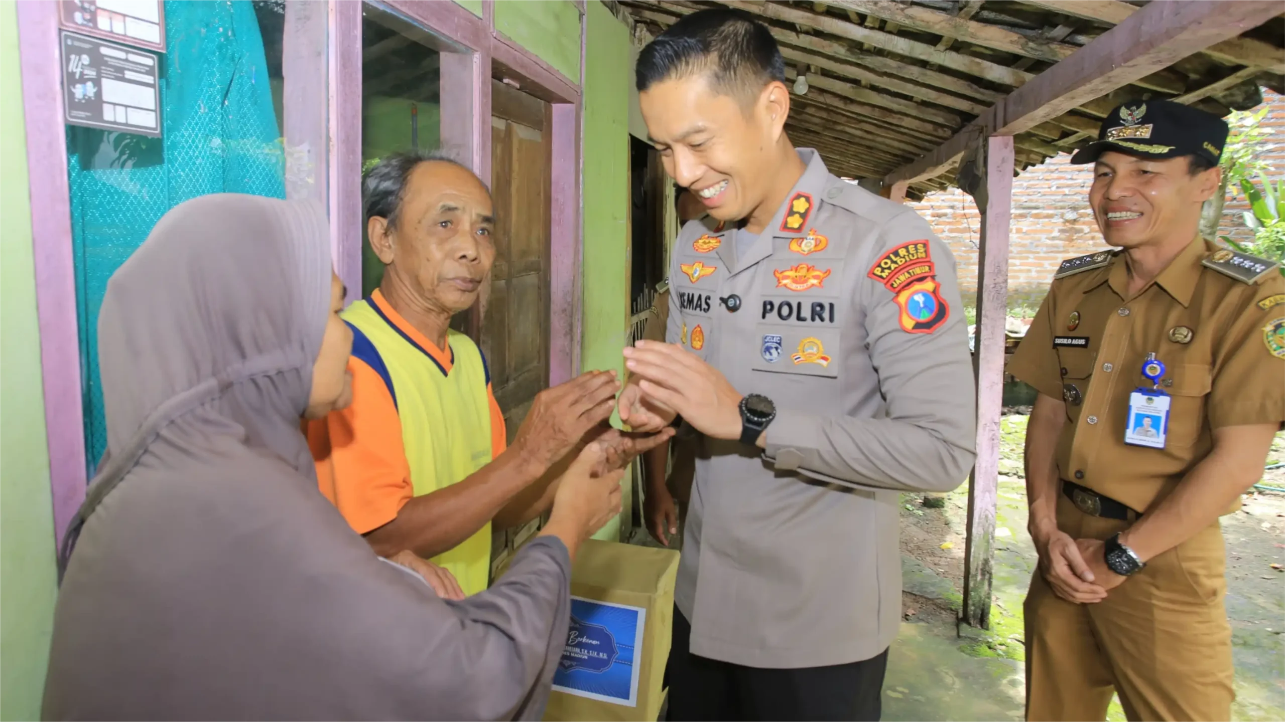 Polres Madiun Bagikan Bansos