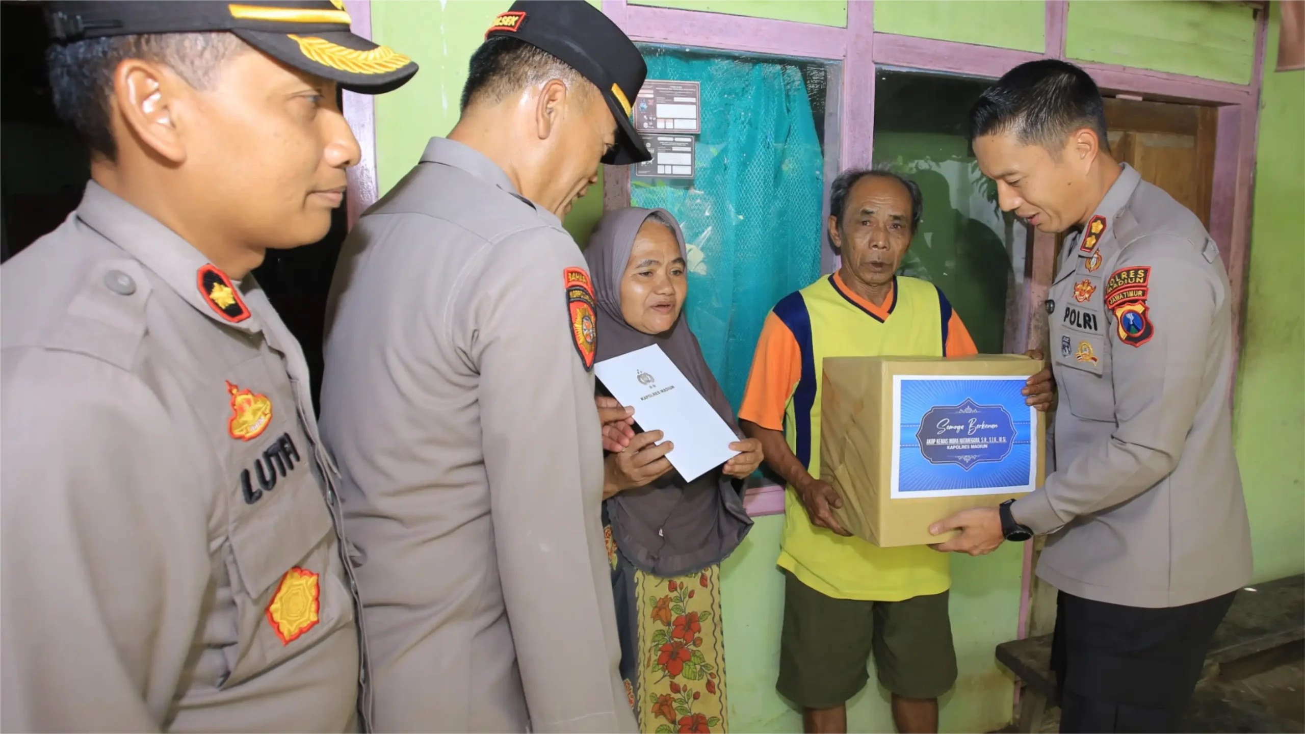 Polres Madiun Bagikan Bansos untuk Lansia