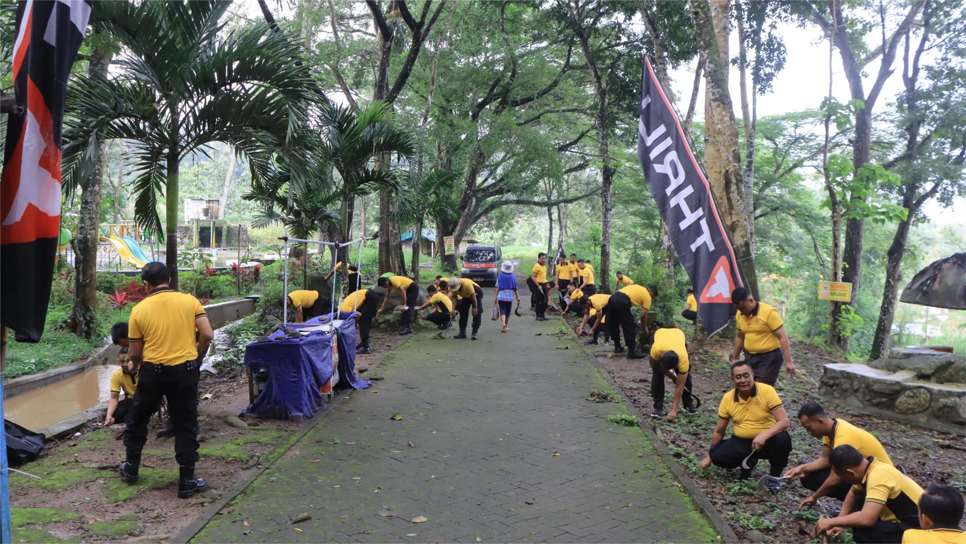 Kerja Bakti Polres Madiun Dukung Gerakan Indonesia Asri