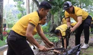 Kerja Bakti Polres Madiun di Wisata Wahana Agape