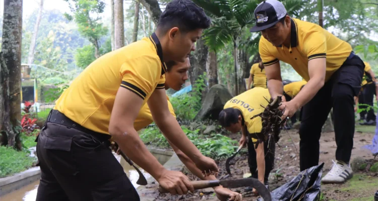 Kerja Bakti Polres Madiun di Wisata Wahana Agape Kerja Bakti Polres Madiun di Wisata Wahana Agape