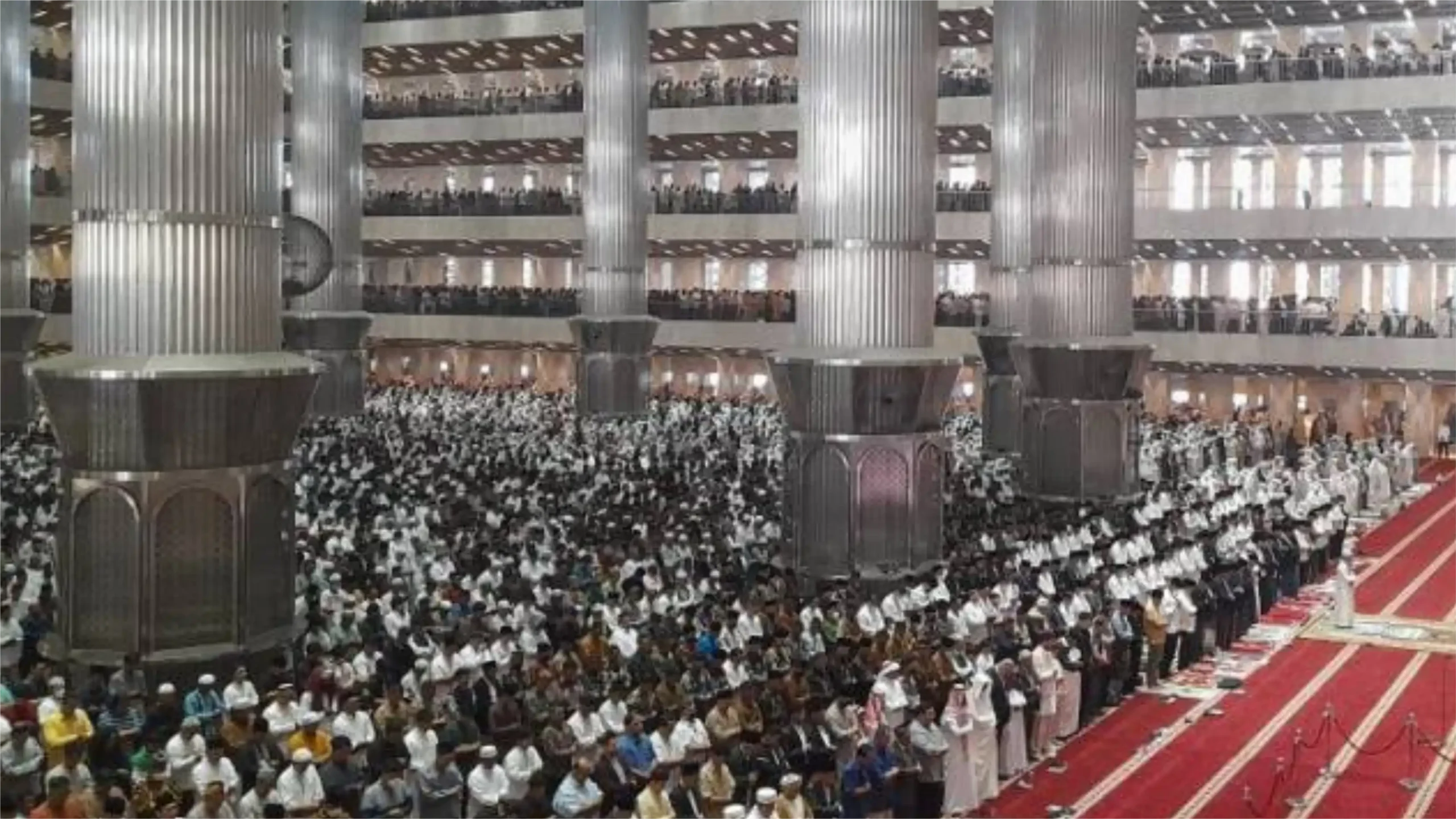 Shalat Tarawih di Istiqlal