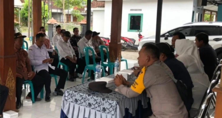 Unit Tipikor Polres Madiun dalam di Desa Sirapan Unit Tipikor Polres Madiun dalam di Desa Sirapan