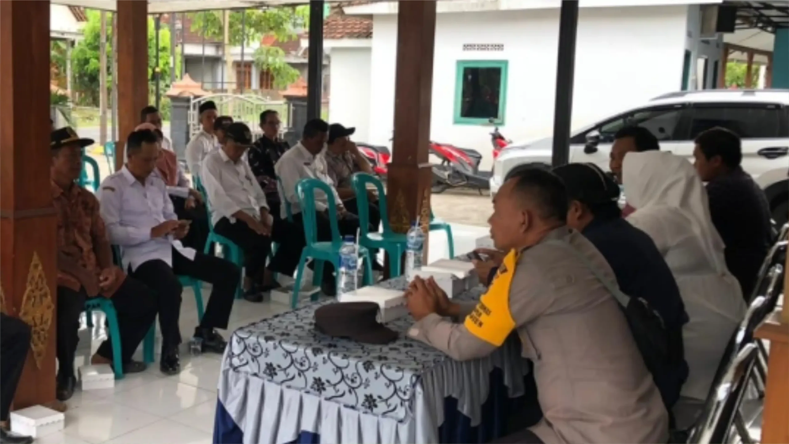 Unit Tipikor Polres Madiun dalam di Desa Sirapan