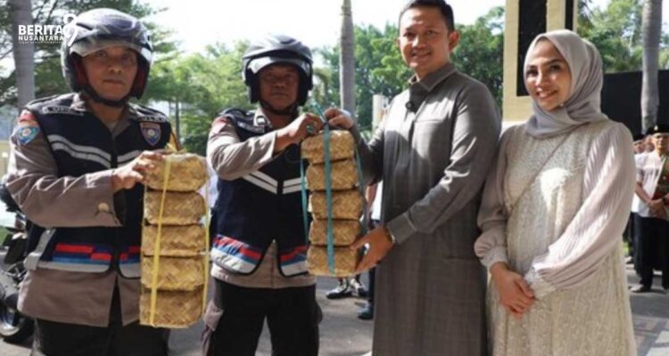 Bhabinkamtibmas Polres Magetan bersama Kapolres Magetan dan istri