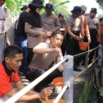 Kapolres Madiun Turun Langsung benahi Jembatan Bersama Masyarakat