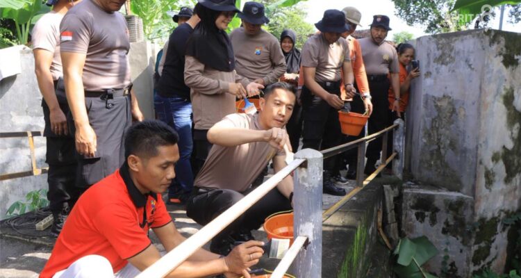 Kapolres Madiun Turun Langsung benahi Jembatan Bersama Masyarakat