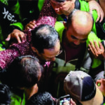 Nadiem berpelukan dengan sopir ojol