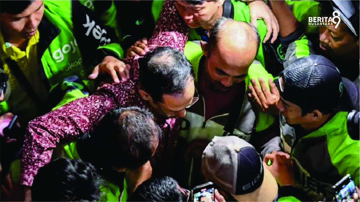 Nadiem berpelukan dengan sopir ojol