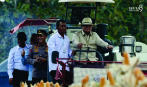 Presiden Prabowo Naik Combine saat Panen Raya Jagung di Tuban