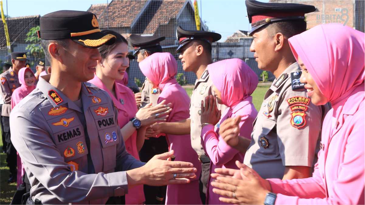 Kapolres Madiun Memberikan Ucapan Selamat Kepada Personel Yang Menerima Kenaikan Pangkat