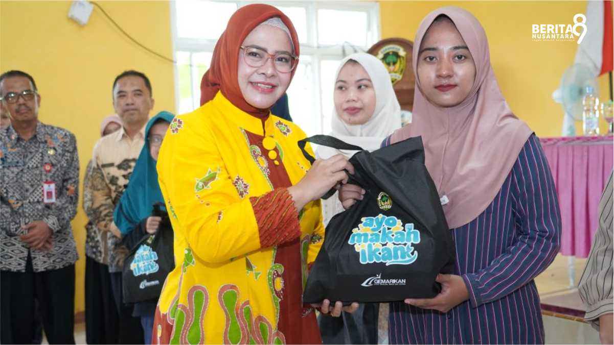 Wakil Ketua PKK Kabupaten Madiun Serahkan Paket bantuan Kampanye Germarikan