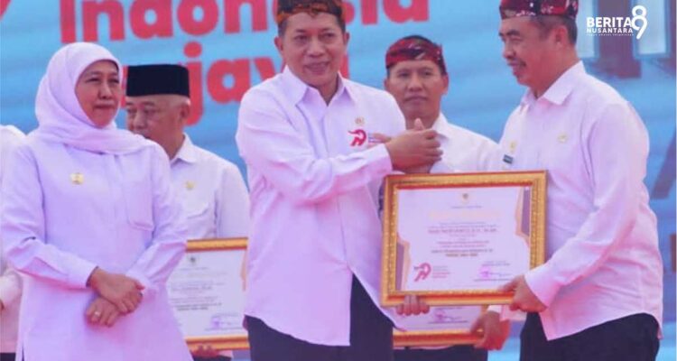 Bupati Madiun Terima Penghargaan dari Menteri Koperasi Republik Indonesia, Dr. Ferry Juliantono