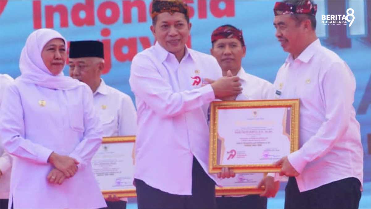 Bupati Madiun Terima Penghargaan dari Menteri Koperasi Republik Indonesia, Dr. Ferry Juliantono