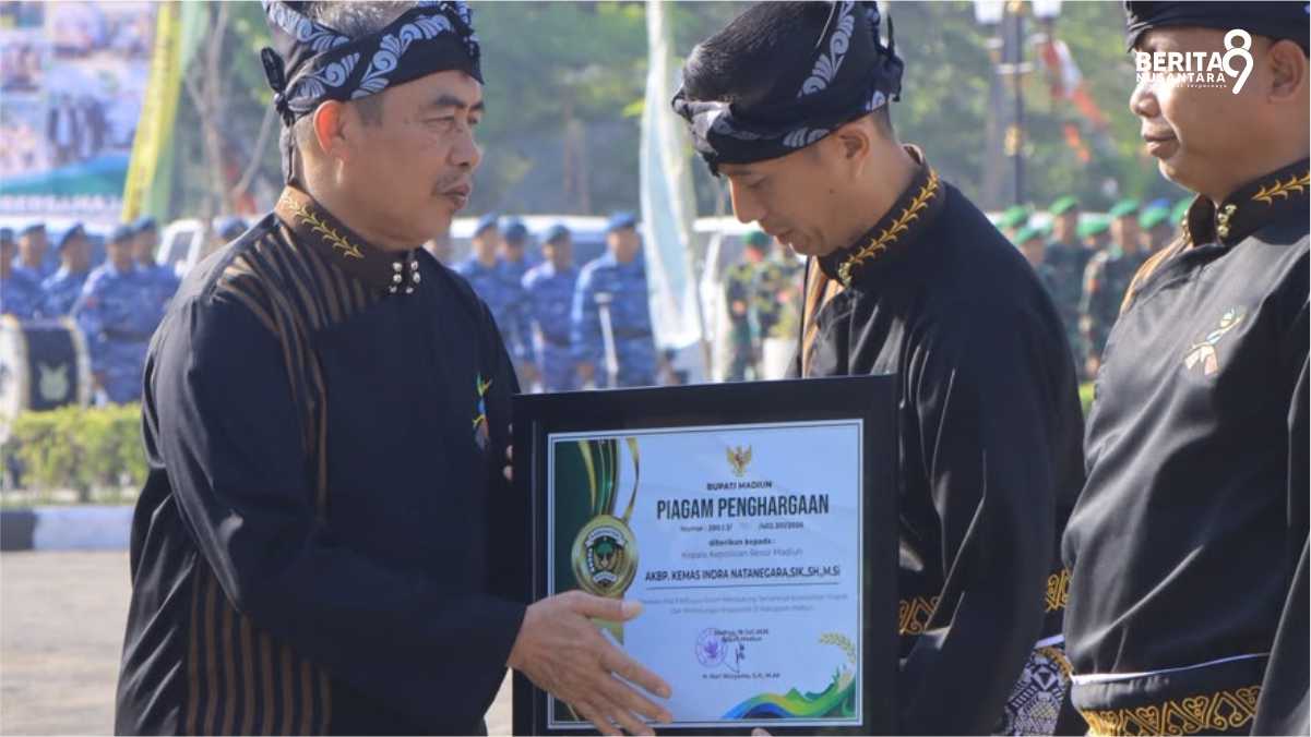 Kapolres Madiun menerima penghargaan dari Bupati Hari Wuryanto