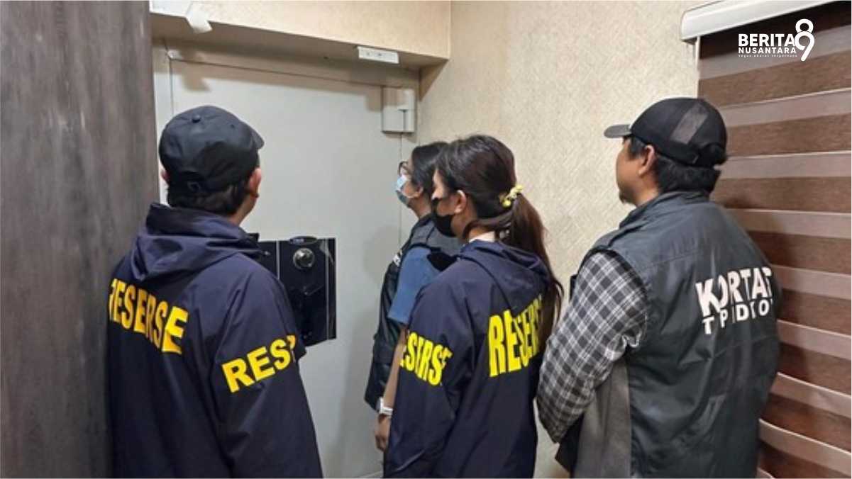 Penemuan Brankas Raksasa Cafe de'Clan Saat Penggeledahan Polisi