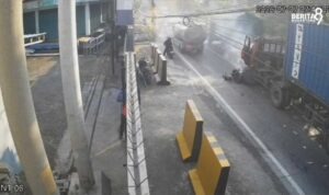 Rekaman CCTV Truk Tabrak Motor di Pandaan