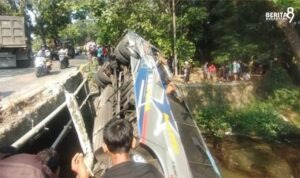 Terbalik di Sungai usai Bus Sugeng Rahayu vs Fuso di Nganjuk