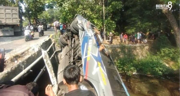 Terbalik di Sungai usai Bus Sugeng Rahayu vs Fuso di Nganjuk