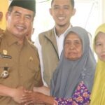 Bupati Madiun Saat Penyerahan bantuan ke warga Kabupaten Madiun