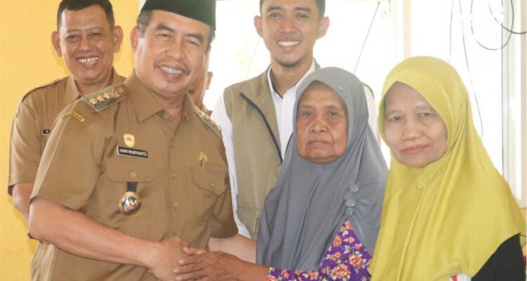 Bupati Madiun Saat Penyerahan bantuan ke warga Kabupaten Madiun