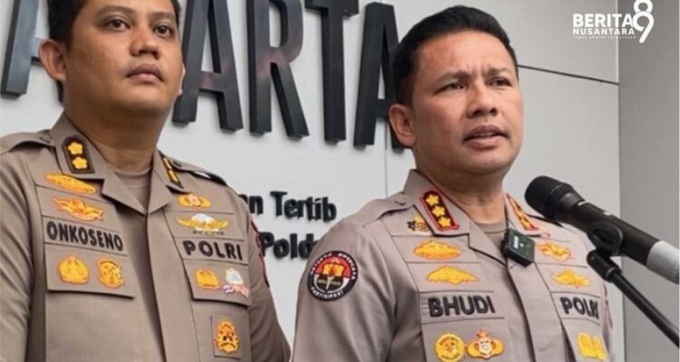 Kabid Humas Polda Metro Jaya saat melakukan konferensi pers terkait Rencana Demo 27 Agustus di DPR Kabid Humas Polda Metro Jaya saat melakukan konferensi pers terkait Rencana Demo 27 Agustus di DPR