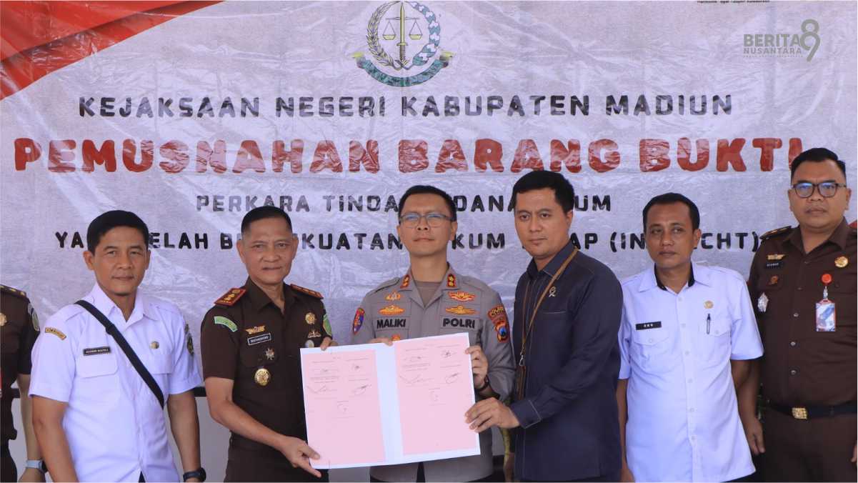 Kapolres dan Kajari Madiun dalam kegiatan Pemusnahan Barang Bukti