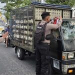 Pengendara Mobil Juga Mendapatkan Bendera Merah Putih