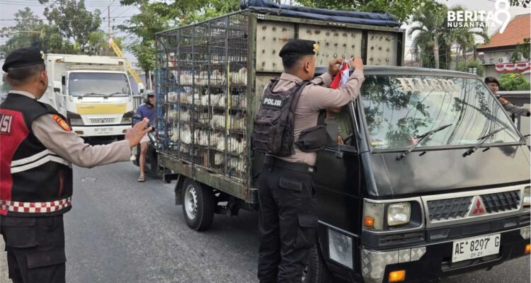 Pengendara Mobil Juga Mendapatkan Bendera Merah Putih