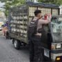 Pengendara Mobil Juga Mendapatkan Bendera Merah Putih