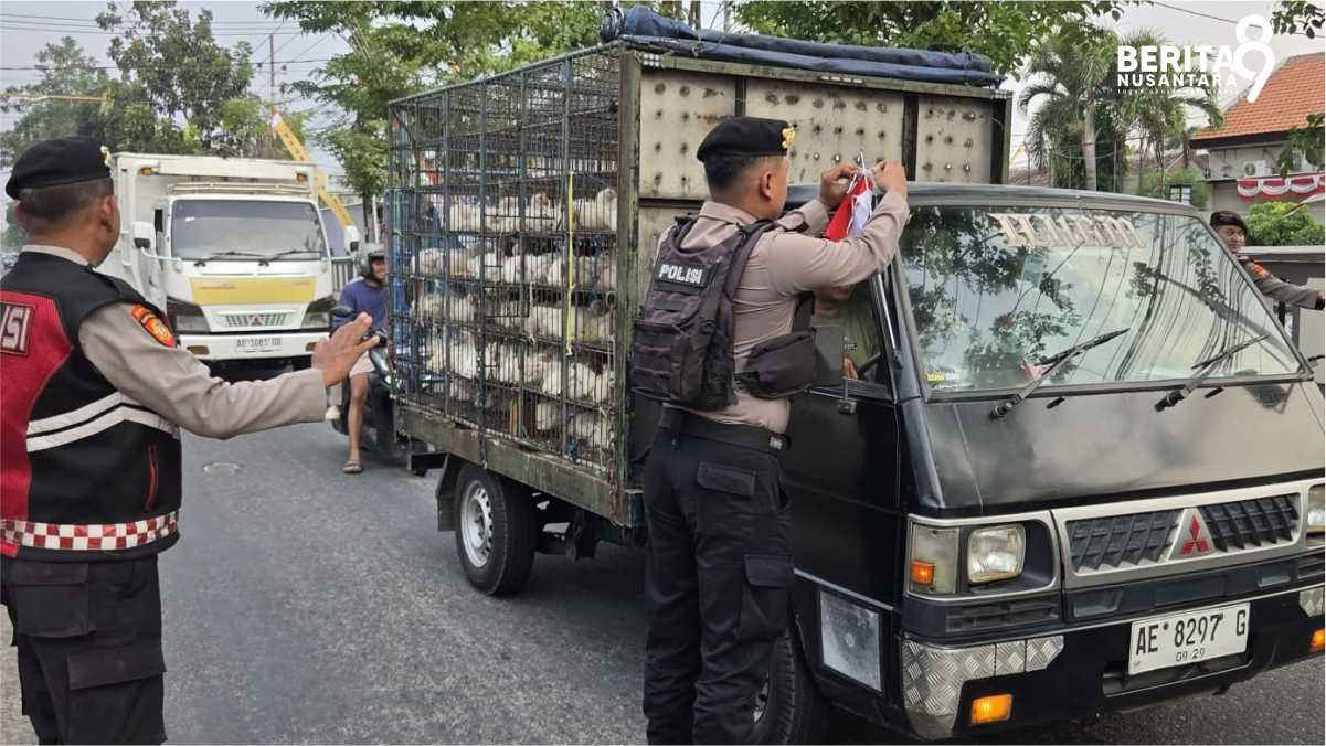 Pengendara Mobil Juga Mendapatkan Bendera Merah Putih