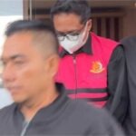 Petugas memindahkan Tersangka Korupsi Tunjangan DPRD Ponorogo ke Rutan