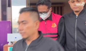 Petugas memindahkan Tersangka Korupsi Tunjangan DPRD Ponorogo ke Rutan