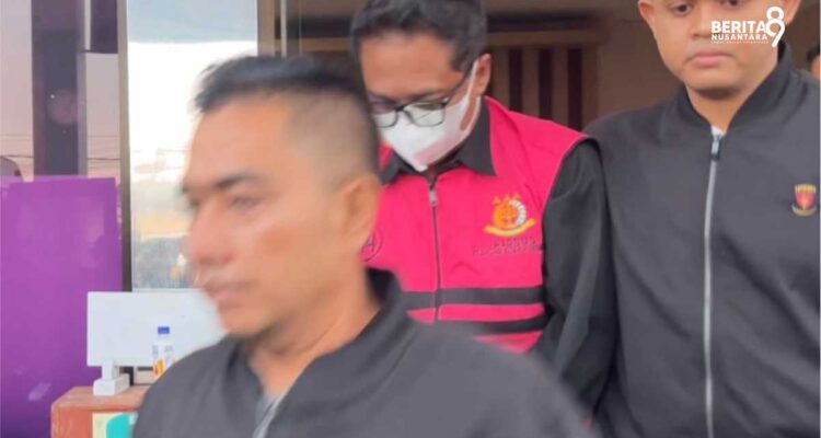 Petugas memindahkan Tersangka Korupsi Tunjangan DPRD Ponorogo ke Rutan