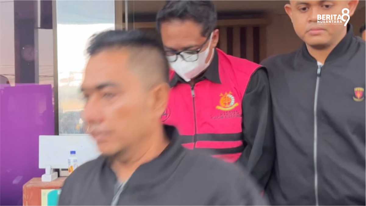 Petugas memindahkan Tersangka Korupsi Tunjangan DPRD Ponorogo ke Rutan