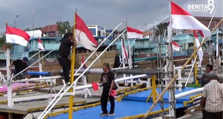Squad Nusantara Probolinggo Bagikan Bendera