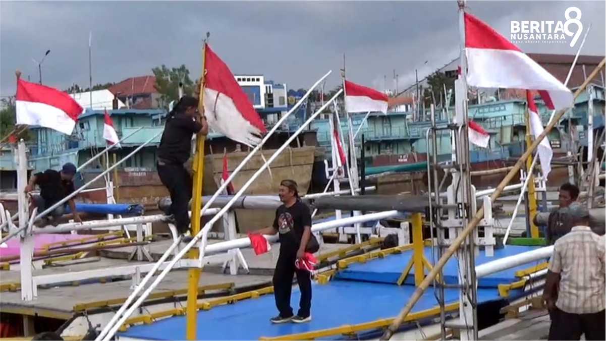 Squad Nusantara Probolinggo Bagikan Bendera