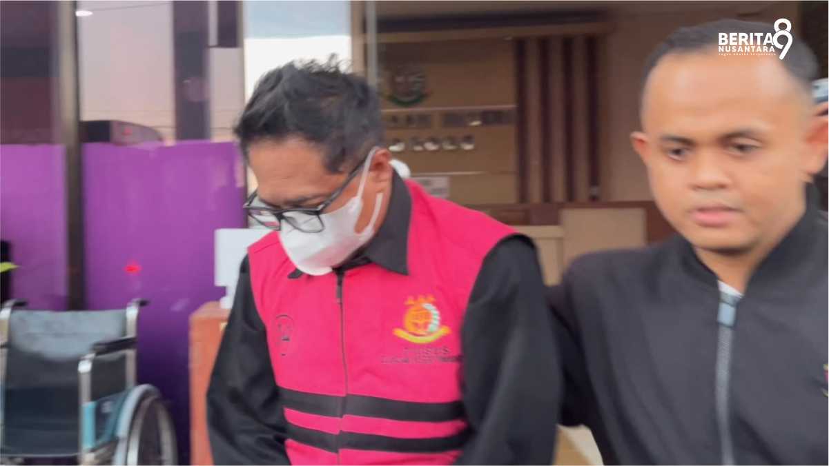 Tersangka Korupsi Tunjangan DPRD Ponorogo saat diamankan petugas