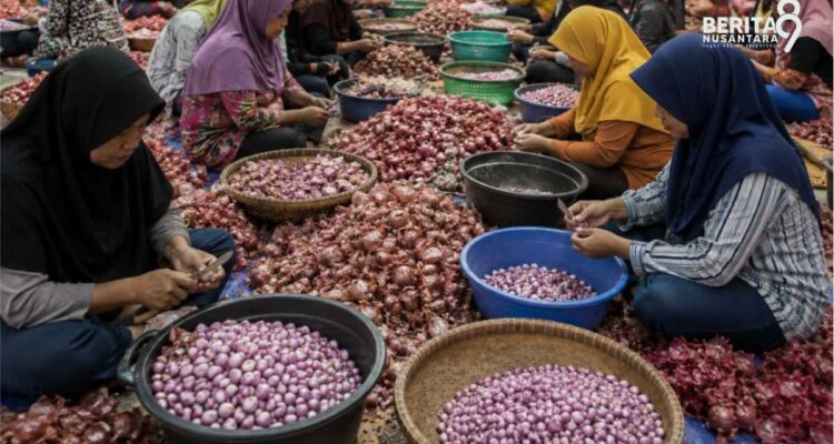 Ilustrasi Pekerja Kupas Bawang di Nganjuk