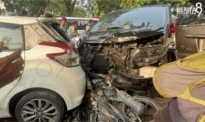 Penampakan Alphard Tabrak Mobil dan Motor di Surabaya