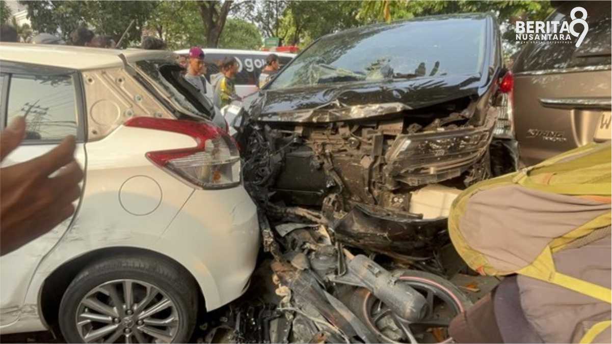 Penampakan Alphard Tabrak Mobil dan Motor di Surabaya